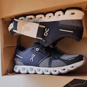 On Cloud 5 Combo in Black & Alloy Gray Sneakers NEW in Box Size 7.5 W